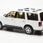 Lincoln Navigator Baltas AUTOart 1:18 - image 7 of 8