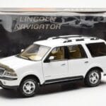 Lincoln Navigator Baltas AUTOart 1:18 - image 8 of 8