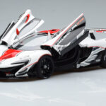 McLaren P1 GTR Blizgiai Balta Su Raudonomis Juostomis AUTOart 1:18 - image 2 of 7