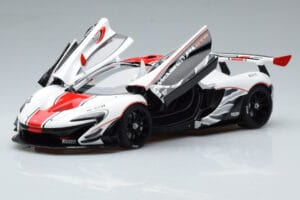 McLaren P1 GTR Blizgiai Balta Su Raudonomis Juostomis AUTOart 1:18 81541 Kompozitas - nuotrauka 2 iš 7