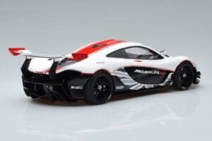 McLaren P1 GTR Blizgiai Balta Su Raudonomis Juostomis AUTOart 1:18 81541 Kompozitas - nuotrauka 3 iš 7