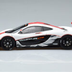 McLaren P1 GTR Blizgiai Balta Su Raudonomis Juostomis AUTOart 1:18 - image 4 of 7