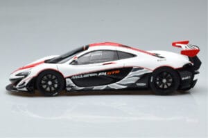 McLaren P1 GTR Blizgiai Balta Su Raudonomis Juostomis AUTOart 1:18 81541 Kompozitas - nuotrauka 4 iš 7
