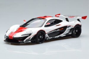McLaren P1 GTR Blizgiai Balta Su Raudonomis Juostomis AUTOart 1:18