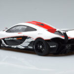 McLaren P1 GTR Blizgiai Balta Su Raudonomis Juostomis AUTOart 1:18 - image 6 of 7