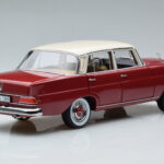 Mercedes 200 W110 Raudonas Norev 1:18 - image 3 of 7