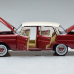Mercedes 200 W110 Raudonas Norev 1:18 - image 4 of 7