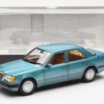 Mercedes 230E W124 Beryl Metallic Pardavėjo Leidimas Norev 1:18 - image 8 of 8