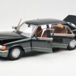 Mercedes 560 SEL W126 Night Žalias Metalinis Dealer Edition Norev 1:18 - image 2 of 8