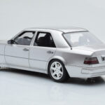 Mercedes E500 W124 Sidabrinis Otto 1:18 - image 5 of 6