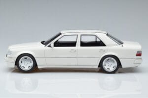 Mercedes E60 AMG W124 Baltas Otto 1:18 B66040640 Derva - nuotrauka 3 iš 6