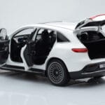 Mercedes EQC 400 Diamond Baltas NZG 1:18 - image 5 of 8