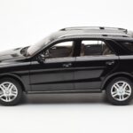 Mercedes M-Class W166 Obsidian Juodas Metalinis Minichamps 1:18 - image 4 of 8