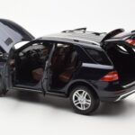 Mercedes M-Class W166 Tansanite Mėlynas Metalinis Minichamps 1:18 - image 5 of 8