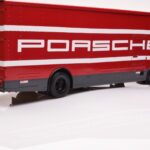 Mercedes O317 Porsche Transporter Raudonas CMR 1:18 - image 2 of 12