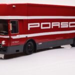 Mercedes O317 Porsche Transporter Raudonas CMR 1:18