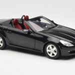 Mercedes SLK R171 Obsidian Juodas Metallic Minichamps 1:18 - image 7 of 9
