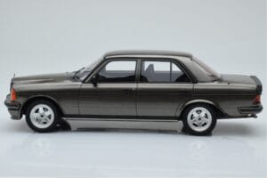 Mercedes W123 AMG 280 Pilkas Otto 1:18 OT750 Derva - nuotrauka 3 iš 6