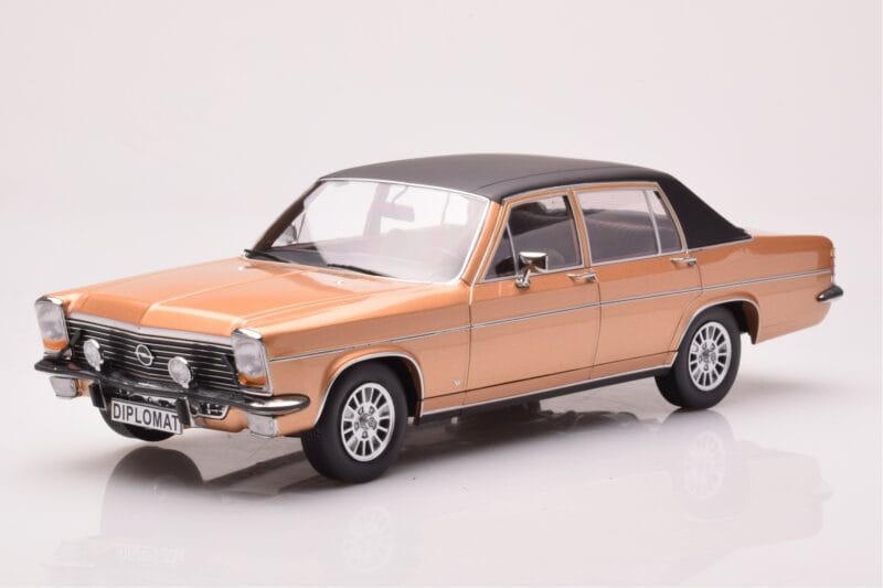 Opel Diplomat B Smėlio Metalinis MCG 1:18