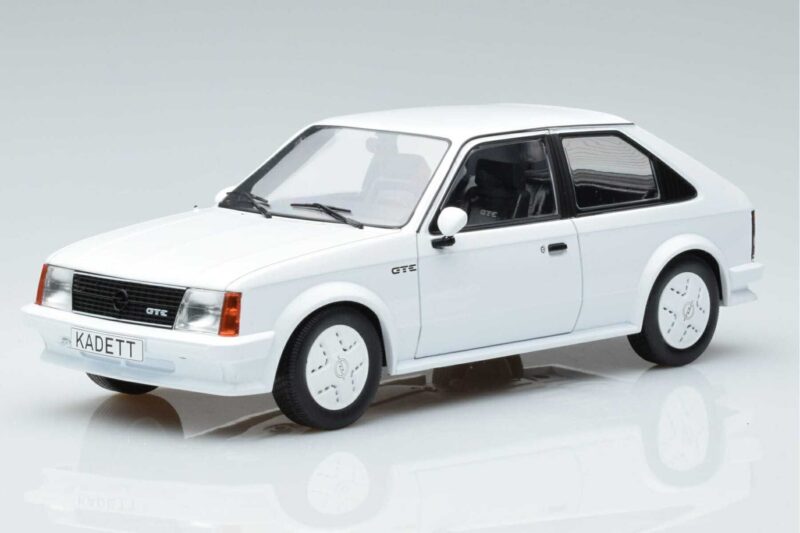 Opel Kadett D GTE Baltas MCG 1:18 MCG18268 Metalas