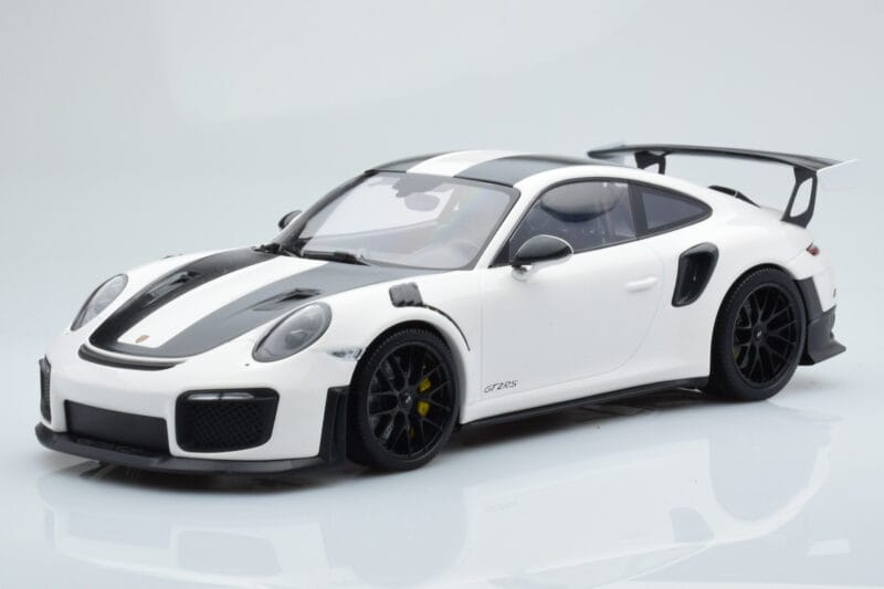 Porsche 911 GT2 RS 991.2 Weissach Package Baltas Juodi Magnio Ratai Minichamps 1:18
