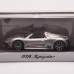 Porsche 918 Spyder Pilkas Metalinis Minichamps 1:43 - image 4 of 4