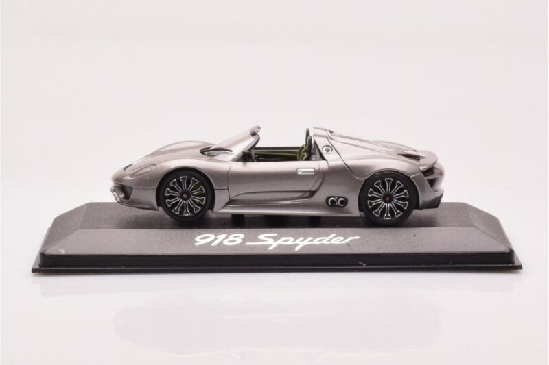 Porsche 918 Spyder Pilkas Metalinis Minichamps 1:43