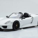 Porsche 918 Spyder Weissach Package Baltas Su Juodais Ratais Minichamps 1:18