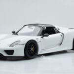 Porsche 918 Spyder Weissach Package Baltas Su Juodais Ratais Minichamps 1:18 - image 4 of 9