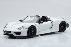 Porsche 918 Spyder Weissach Package Baltas Su Juodais Ratais Minichamps 1:18
