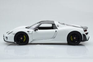 Porsche 918 Spyder Weissach Package Baltas Su Juodais Ratais Minichamps 1:18 113062443 Metalas - nuotrauka 5 iš 9