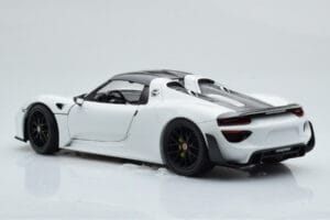 Porsche 918 Spyder Weissach Package Baltas Su Juodais Ratais Minichamps 1:18 113062443 Metalas - nuotrauka 8 iš 9