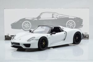 Porsche 918 Spyder Weissach Package Baltas Su Juodais Ratais Minichamps 1:18 113062443 Metalas - nuotrauka 9 iš 9
