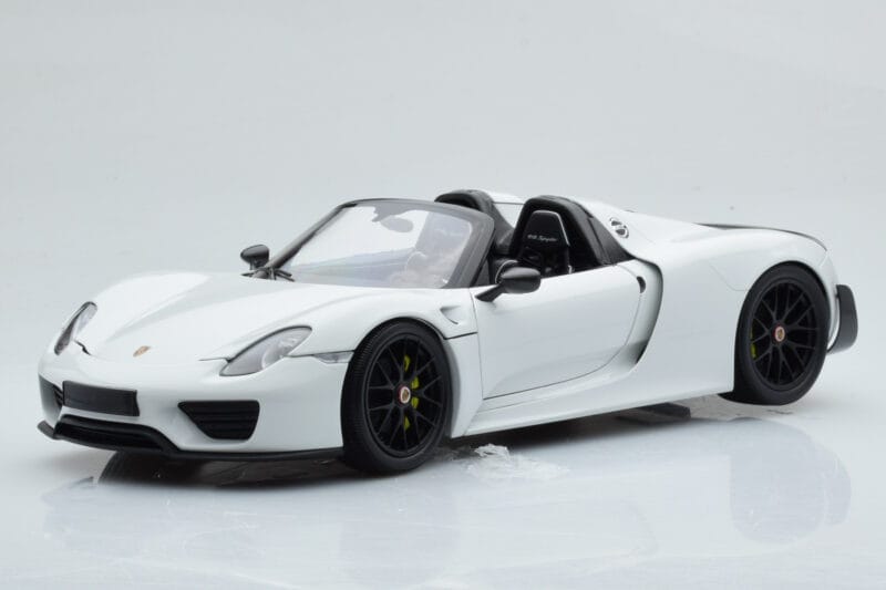 Porsche 918 Spyder Weissach Package Baltas Su Juodais Ratais Minichamps 1:18