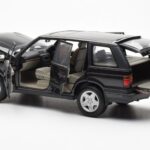 Range Rover P38 4.6 HSE Juodas Metalinis AUTOart 1:18 - image 8 of 9