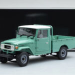 Toyota Land Cruiser 40 4x4 Pickup Žalias Kyosho 1:18 - image 8 of 8