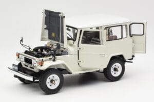 Toyota Land Cruiser FJ40 Van Baltas Kyosho 1:18 08971W Metalas - nuotrauka 2 iš 8