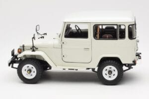 Toyota Land Cruiser FJ40 Van Baltas Kyosho 1:18 08971W Metalas - nuotrauka 4 iš 8