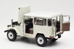 Toyota Land Cruiser FJ40 Van Baltas Kyosho 1:18 08971W Metalas - nuotrauka 5 iš 8