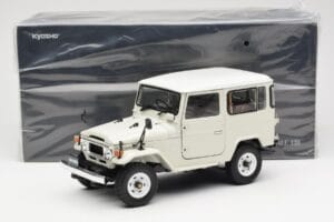 Toyota Land Cruiser FJ40 Van Baltas Kyosho 1:18 08971W Metalas - nuotrauka 8 iš 8
