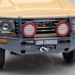 Toyota Land Cruiser 60 Smėlio Su Papildomais Dalimis Kyosho 1:18 - image 9 of 12
