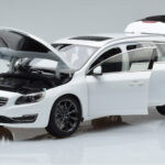 Volvo V60 D3 Crystal Baltas FAW 1:18 - image 2 of 7
