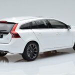 Volvo V60 D3 Crystal Baltas FAW 1:18 - image 3 of 7