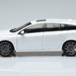 Volvo V60 D3 Crystal Baltas FAW 1:18 - image 4 of 7