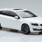 Volvo V60 D3 Crystal Baltas FAW 1:18 - image 5 of 7