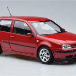 Volkswagen Golf Mk4 Raudonas Norev 1:18 - image 5 of 7