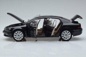 Volkswagen Phaeton V6 Mazeppa Pilkas Kyosho 1:18 08831MBK Metalas - nuotrauka 4 iš 9