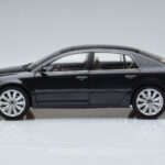 Volkswagen Phaeton V6 Mazeppa Pilkas Kyosho 1:18 - image 5 of 9