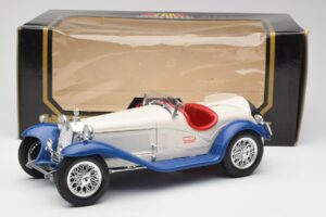 Alfa Romeo 2300 Spider Baltas & Mėlynas Bburago 1:18 3008-M1 Metalas - nuotrauka 6 iš 6
