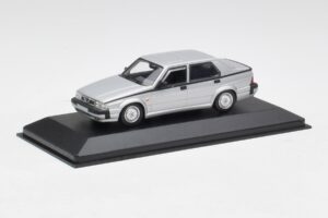 Alfa Romeo 75 3.0 V6 Sidabrinis Minichamps 1:43 400120461 Metalas - nuotrauka 2 iš 4